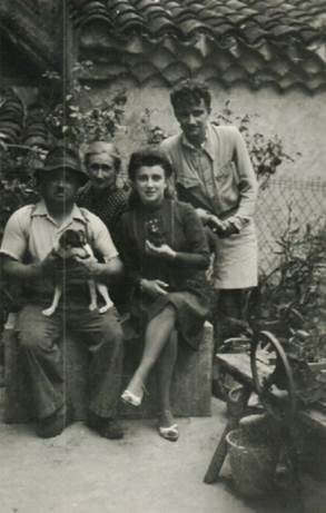 henriette famille devant maison 1948.jpg